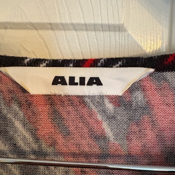 Alia Women's Black and Red Top unsized but at least a 2X - Picture 2 of 5